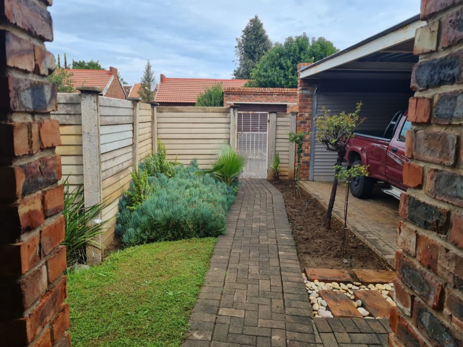 2 Bedroom Property for Sale in Langenhovenpark Free State